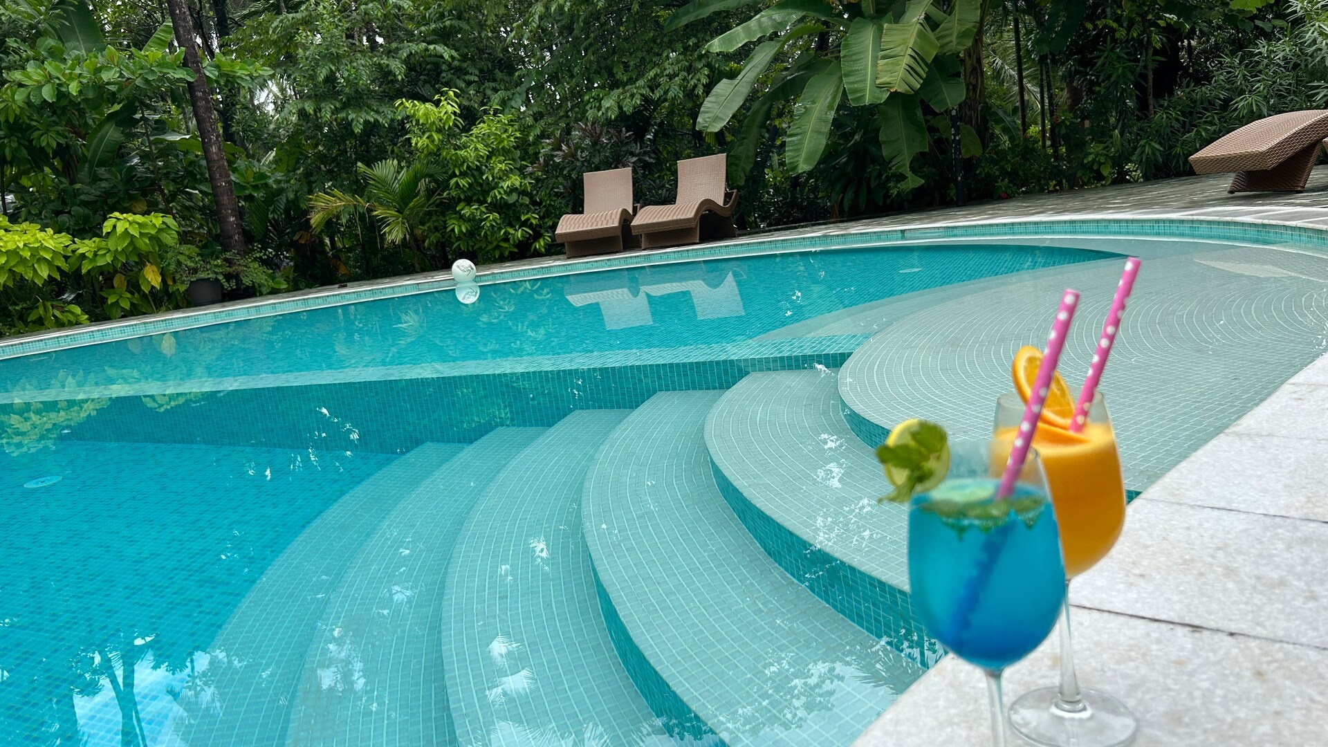 enjoy-cocktails-by-the-pool