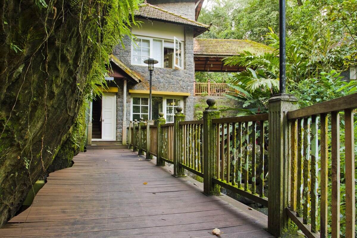 walkway-to-garden