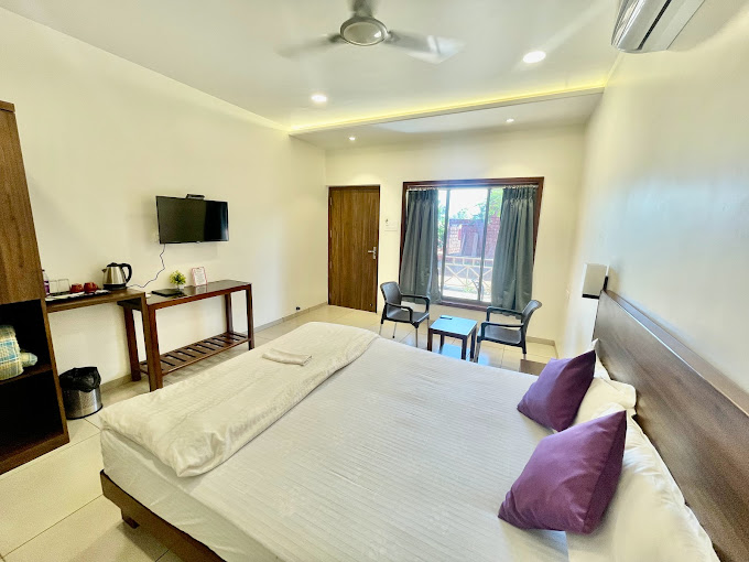 Dapoli Beachside Escape: bedroom