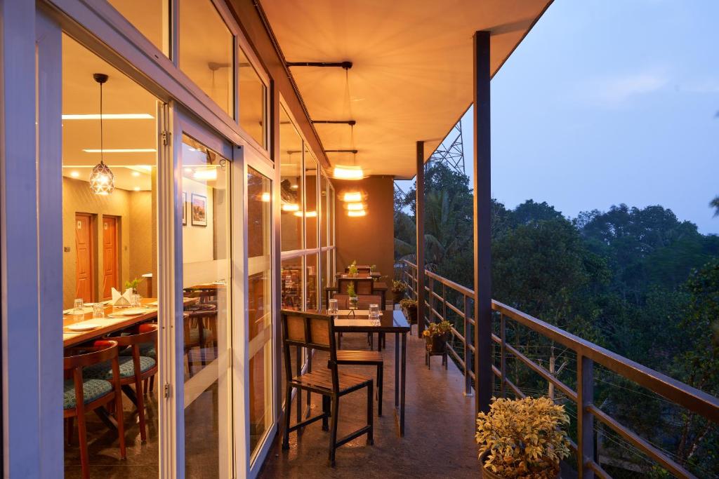 munnar skykite resort dining area view