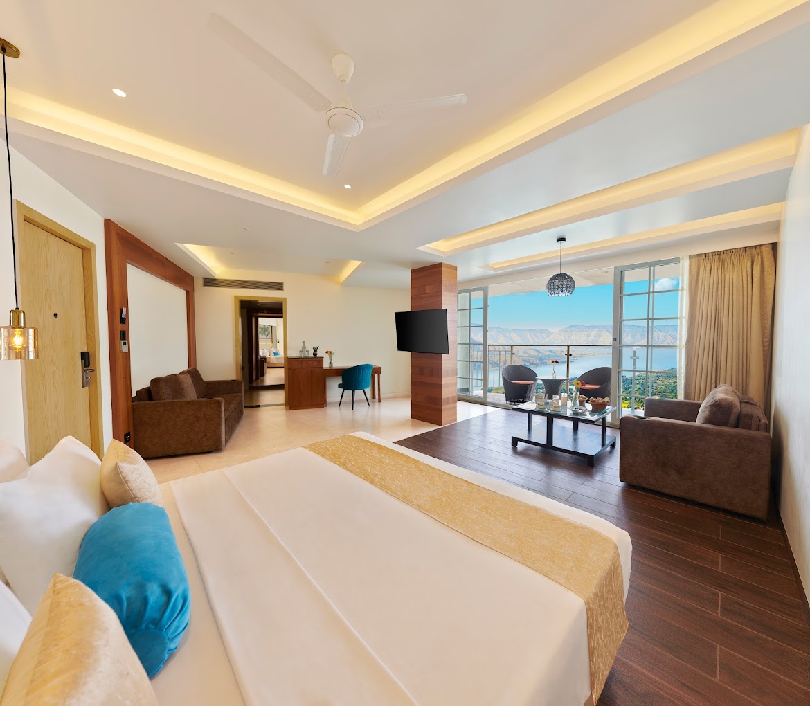 panoramic hillview retreat bedroom with balcony view