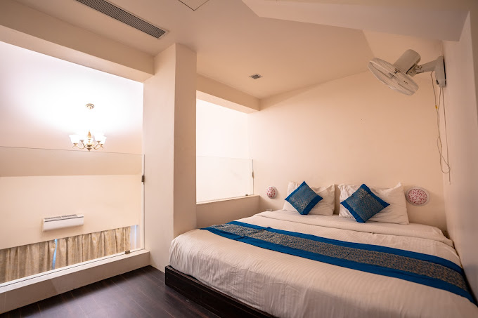 Luxury Boutique Stay In Igatpuri: bedroom view