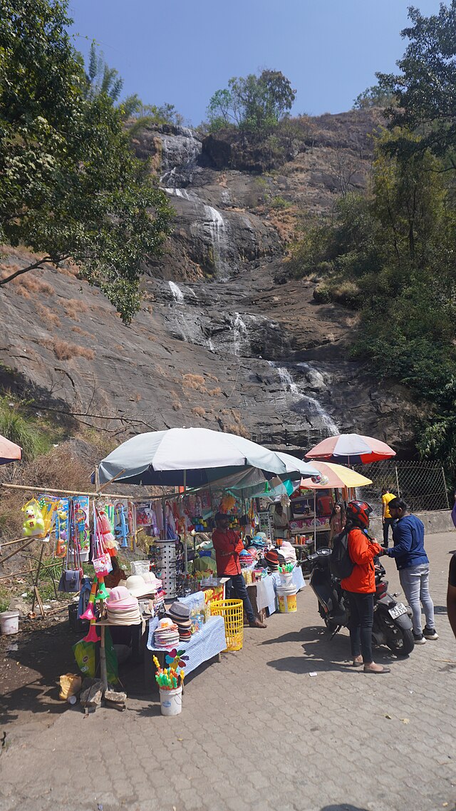 Cheeyappara waterfalls in munnar nearby stalls