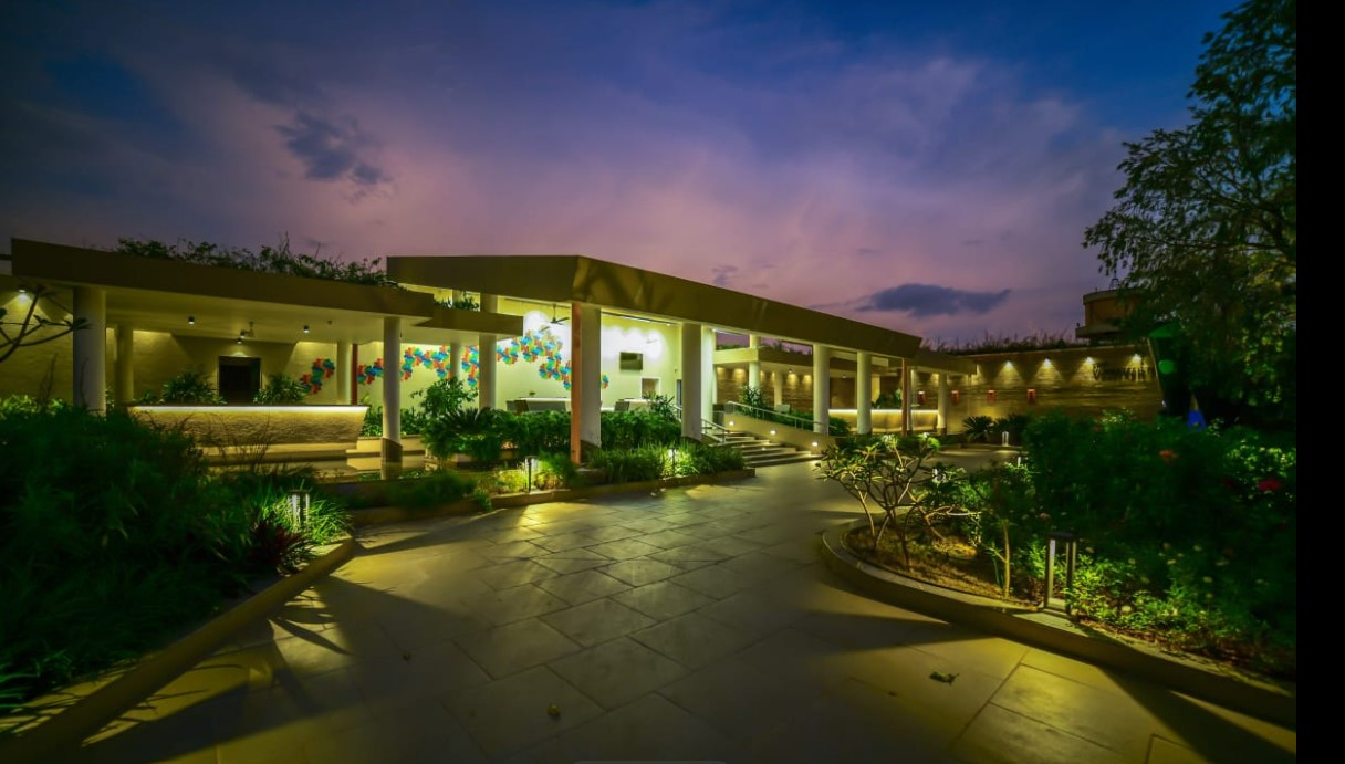 resorts for corporate outing near Mumbai with a big lawn and pool