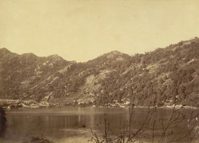 The Naina Peak- bunglows by the lake on 2-day trip to Nainital