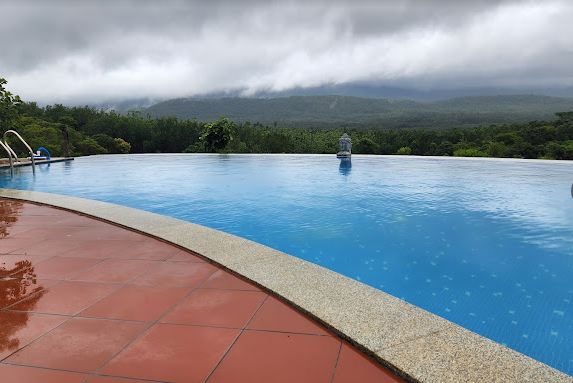 monsoon getaways near bangalore: Charming Coffee Retreat pool view