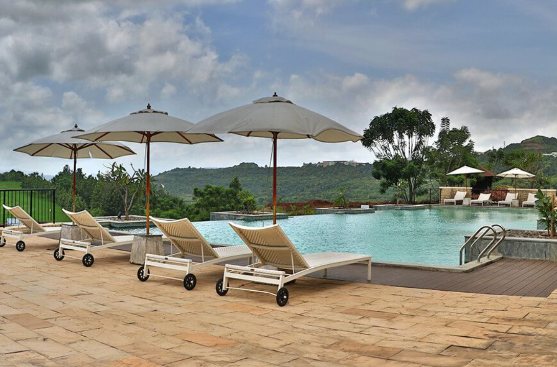 Resorts Near Pune For Birthday Celebration: Golf Bay Retreat pool view