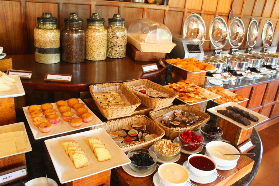 jungle resort in Thekkady: green stay buffet menu spread