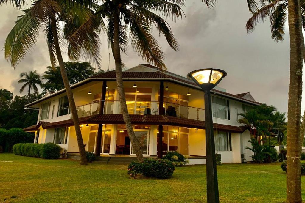 kochi resort with pool: palm breeze lake retreat property view