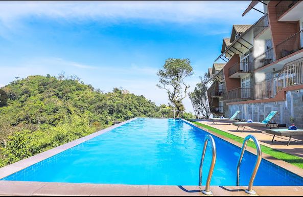 munnar resorts with pool: Munnar Valley Luxury Estate pool view