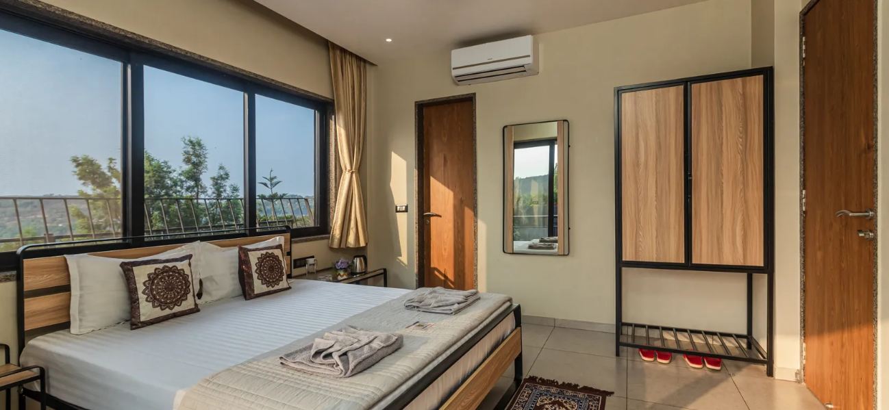 Scenic Hillside Luxury Getaway, Panchgani bedroom view