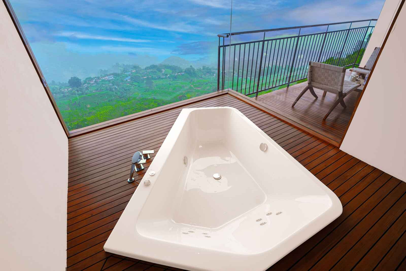 2-day trip to Munnar- VerdeVille room bathrub with view 