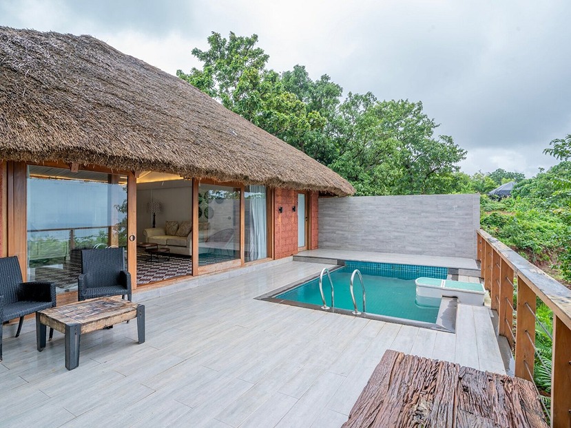 Balcony and swimming pool at the Mountain View Hideaway in Tala