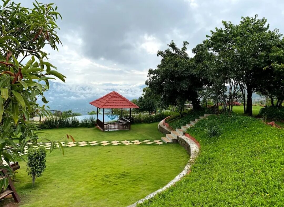 Spacious lawn and majestic view of nature from the Countryside Stay in Panchgani- a perfect place near Mumbai to connect with nature and indulge in the art of Yoga!