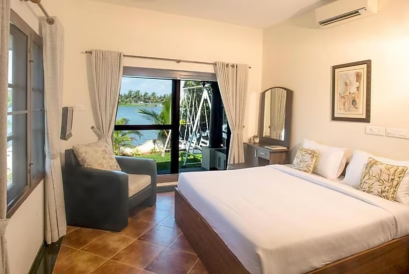 Kochi Backwaters Retreat-bedroomview