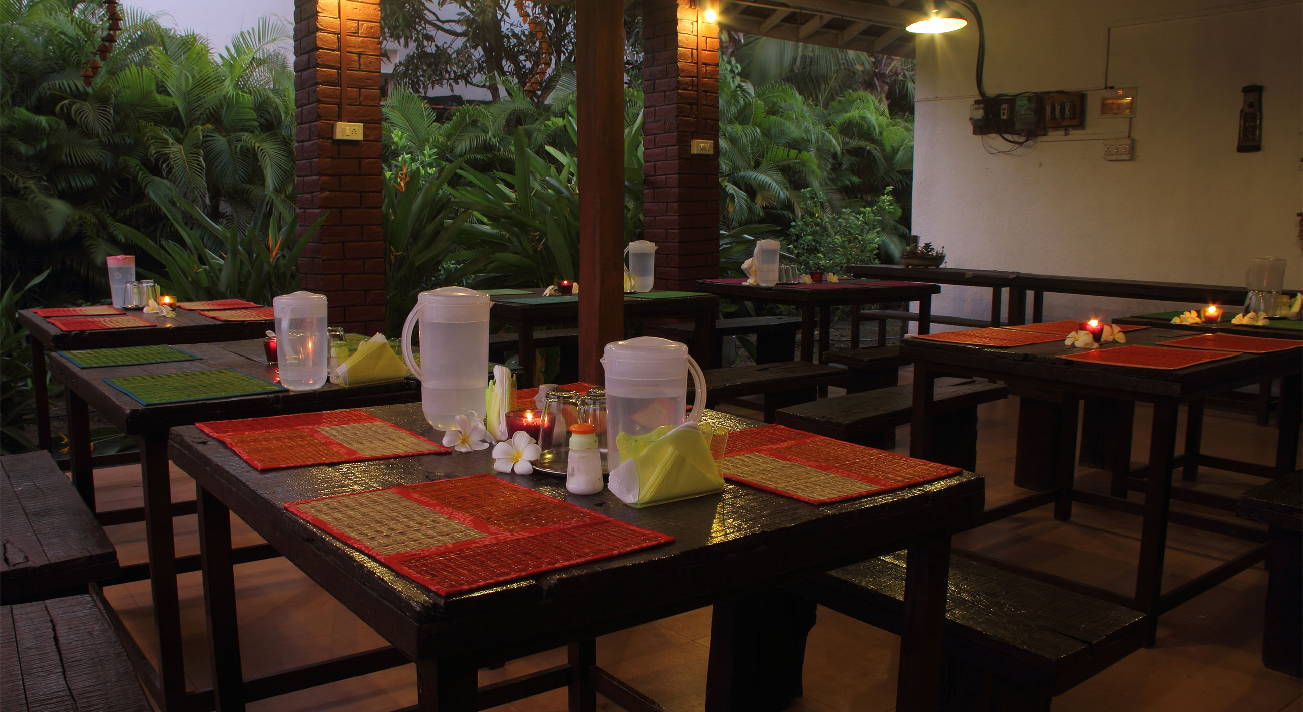 The eating area at the Cottage Homestay in Alibaug