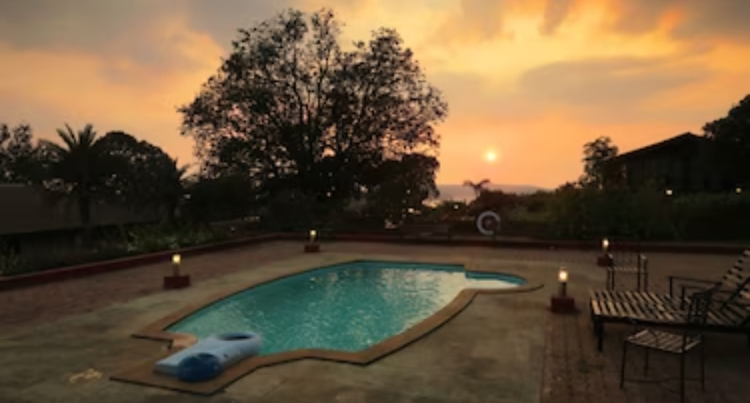 Scenic Mountain Resort With A Lake: Igatpuri In Monsoon pool view