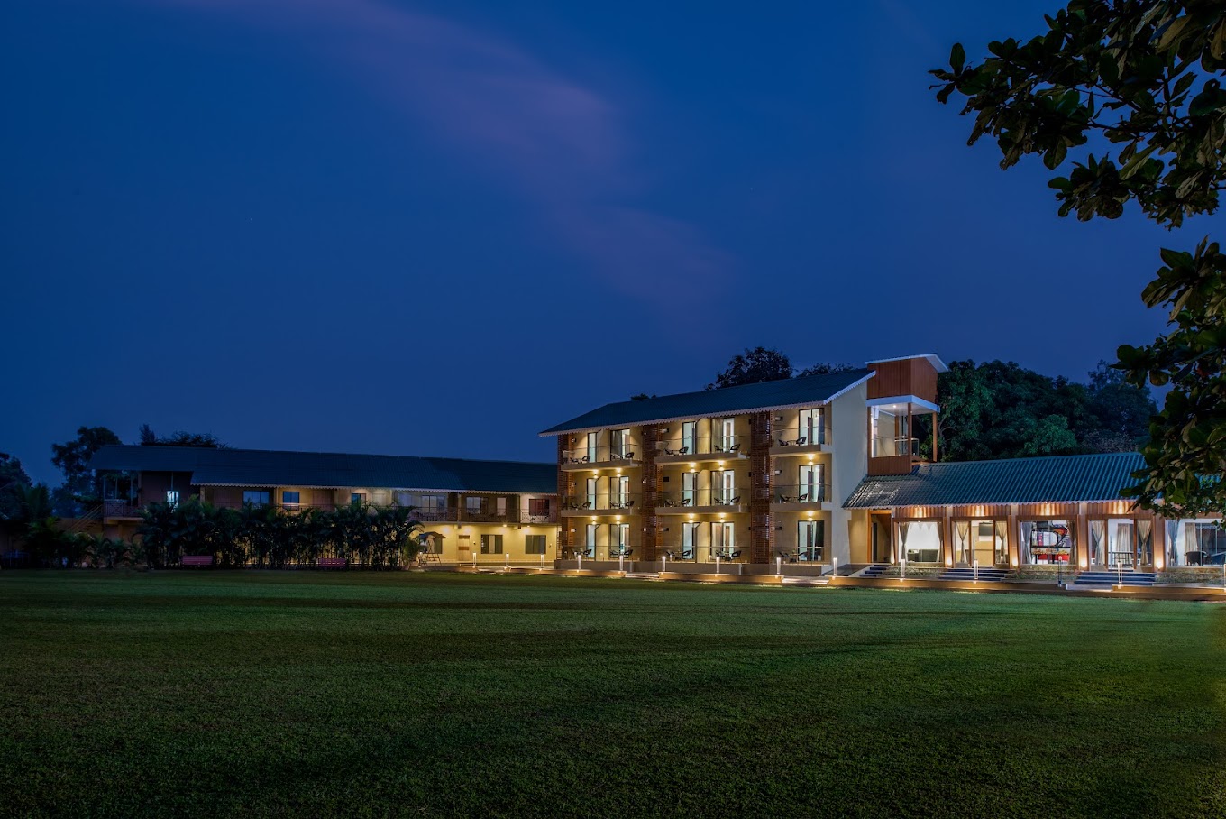 resorts for corporate outing near Pune with big lawn and pool