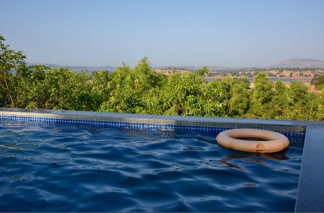 Swimming pool with a view at the Scenic Mountain Resort