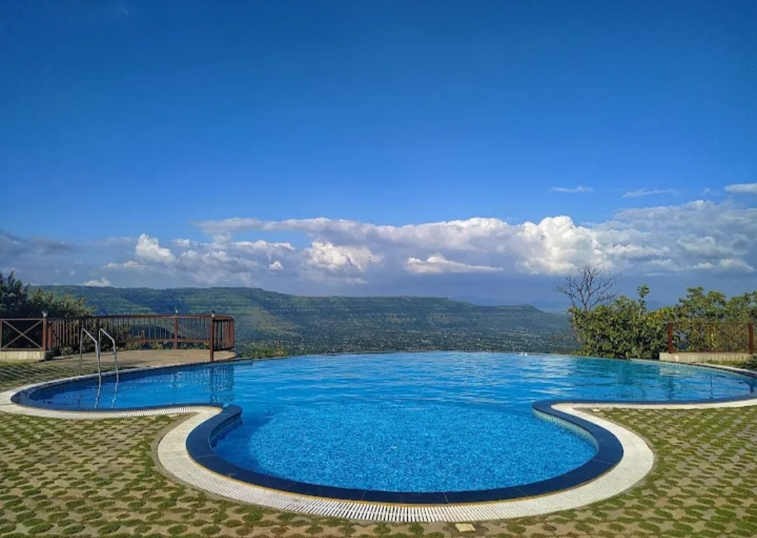 farmhouse in Mahabaleshwar-infinity pool with view