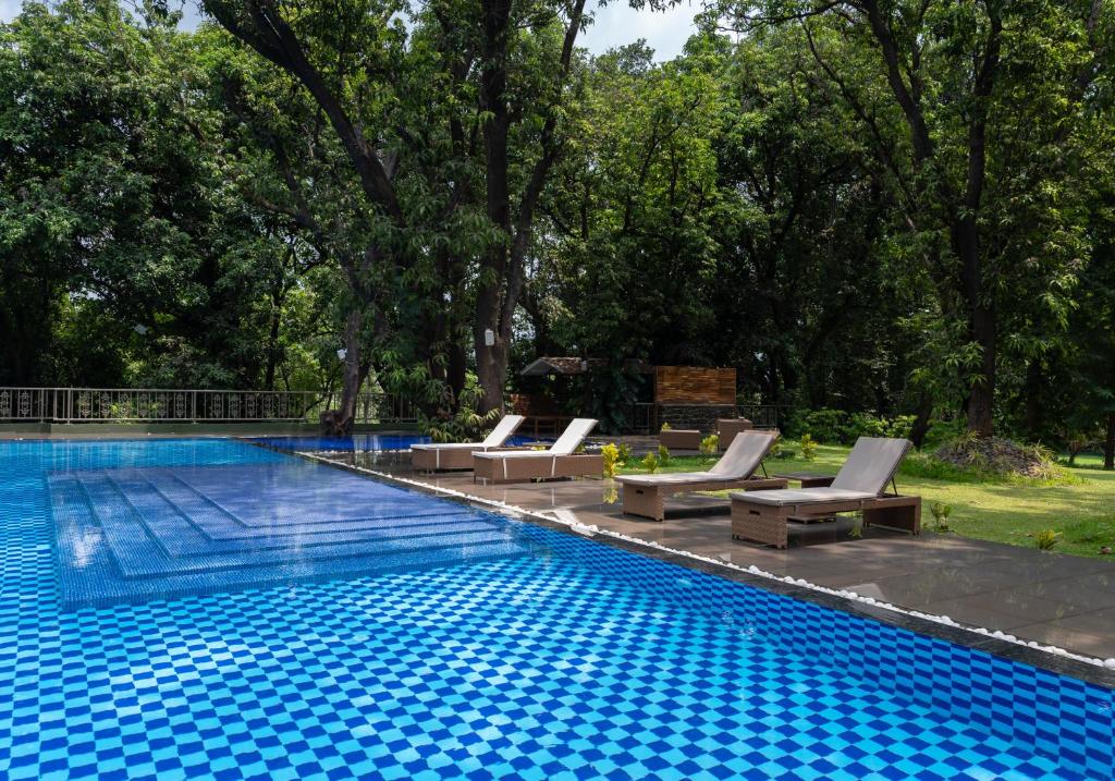 Karjat Rhodo Resort and Spa:cottages in Karjat with a swimming pool