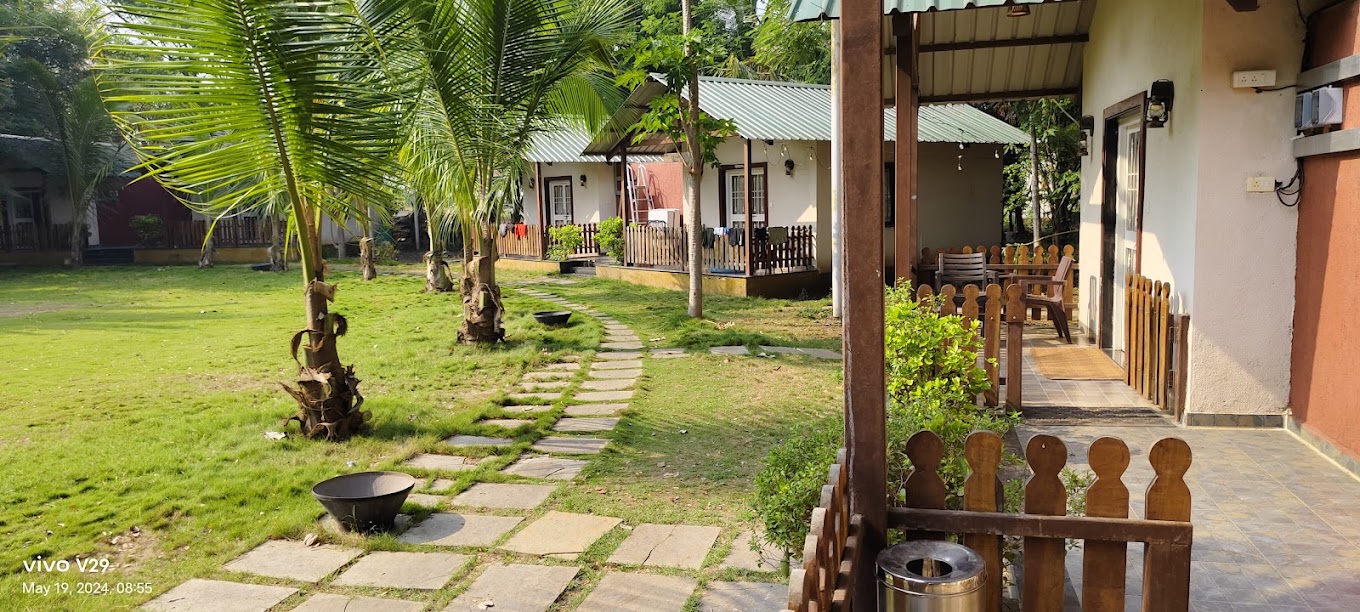 balcony-overlooking-the-lawn