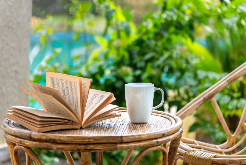 read-book-in-the-balcony