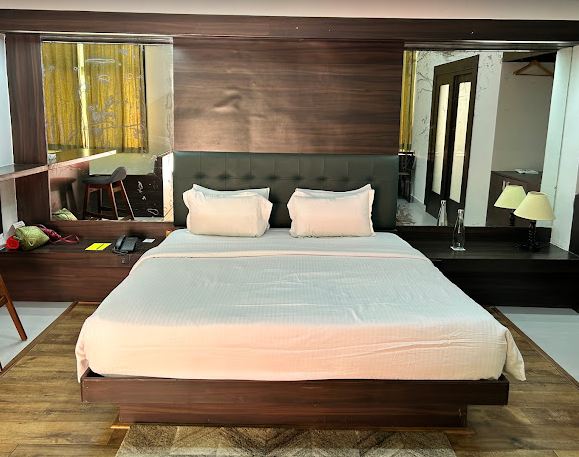 Christmas Getaways within 4-5 hours from Bangalore deluxe-bedroom