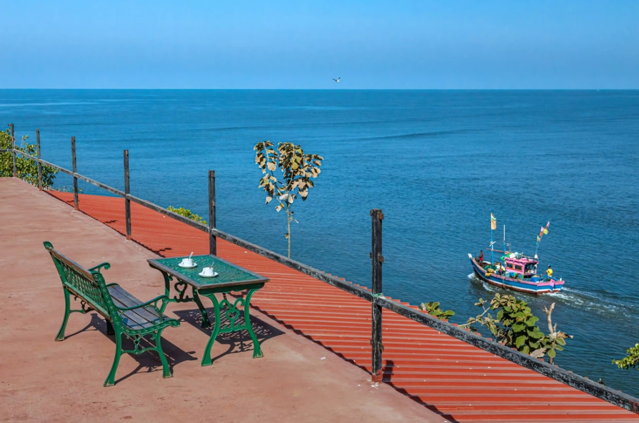 sitting-area-overlooking-the-beach